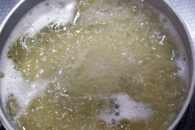 Kaynar su içinde spagetti