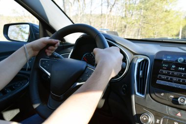 Elle sürüş tekerlek üzerinde adam