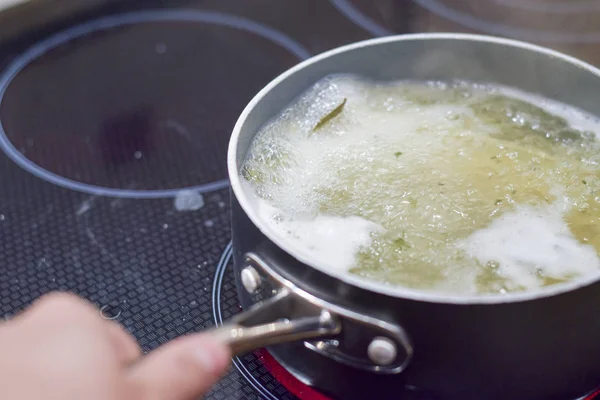 Spaghetti kochen in Wasser — Stockfoto