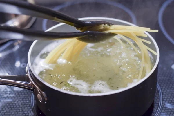 Spaghetti bouillant dans l'eau — Photo