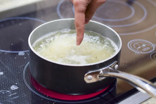 Spaghetti bouillant dans l'eau — Photo