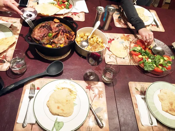 Arkadaşlar arasında bir potluck akşam yemeği
