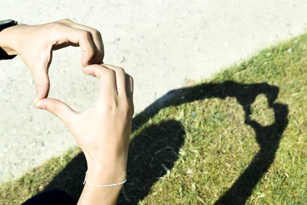 Mãos que fazem sombra de símbolo de coração — Fotografia de Stock