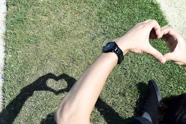 Mãos que fazem sombra de símbolo de coração — Fotografia de Stock