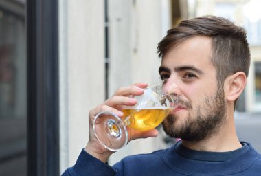 yakışıklı adam bira içmek