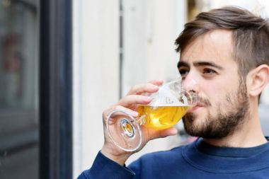 yakışıklı adam bira içmek