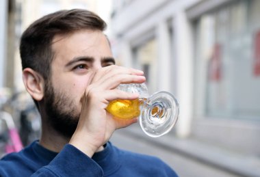 yakışıklı adam bira içmek