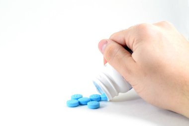 Bir plastik hapı şişe mavi haplarım dökülmesini el