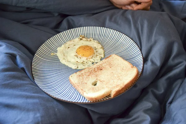 Jajko sadzone (sunny side up) i toast — Zdjęcie stockowe