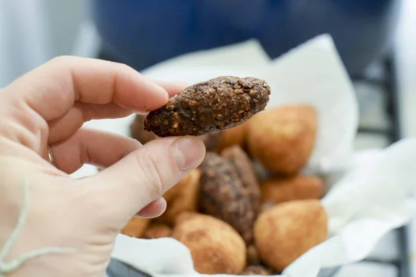 Hand holding deep fried Brazilian kibbe — Stock Photo, Image