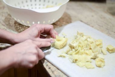 Eller kesme konserve enginar