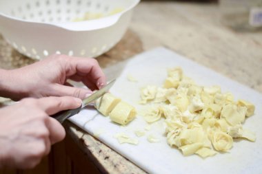 Eller kesme konserve enginar