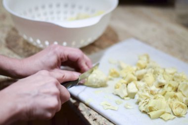 Eller kesme konserve enginar