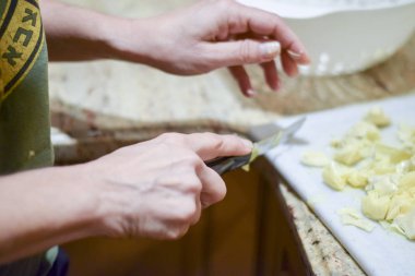 Eller kesme konserve enginar