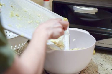 El yemi kase içine kazıyor