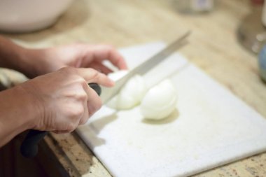 Kesme tahtasında el doğrama soğan