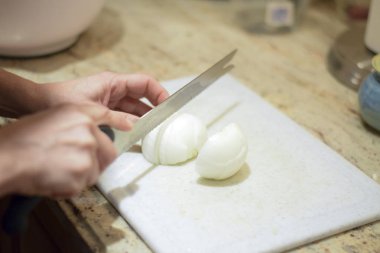 Kesme tahtasında el doğrama soğan