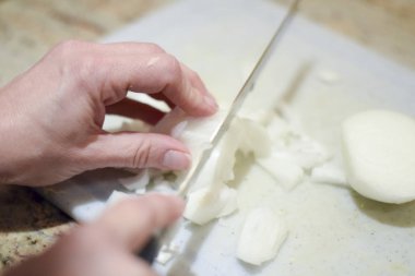 Kesme tahtasında el doğrama soğan