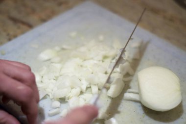 Kesme tahtasında el doğrama soğan