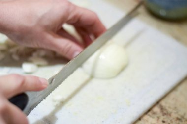 Kesme tahtasında el doğrama soğan