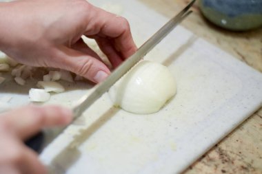 Kesme tahtasında el doğrama soğan