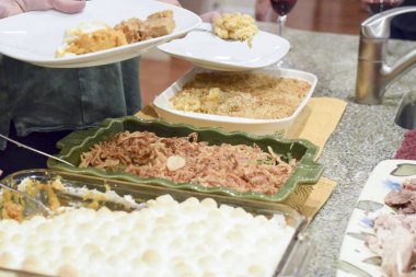 İnsanlar kendilerini Şükran günü yemeği hizmet