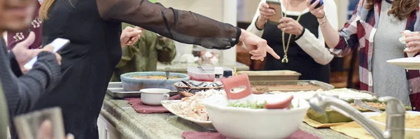 People serving themselves Thanksgiving dinner — Stock Photo, Image