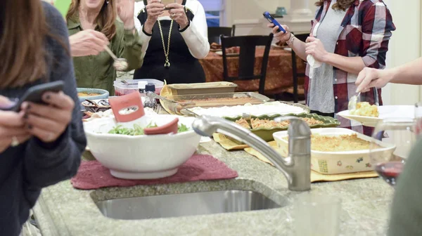Lidé sami slouží díkůvzdání večeře — Stock fotografie