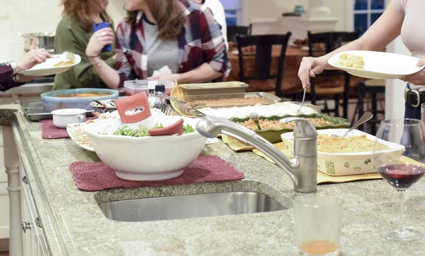 Personer som serverar sig Thanksgiving middag — Stockfoto