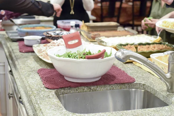 People serving themselves Thanksgiving dinner — Stock Photo, Image