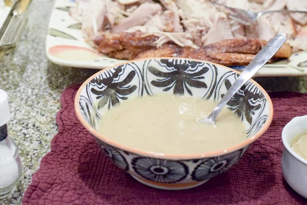 Les gens se servent le dîner de Thanksgiving — Photo