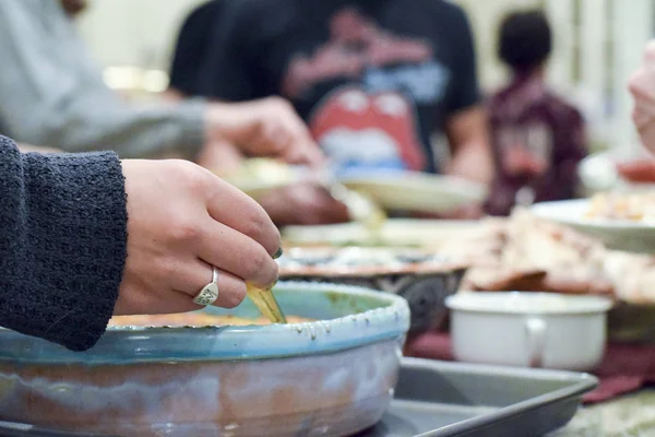İnsanlar kendilerini Şükran günü yemeği hizmet