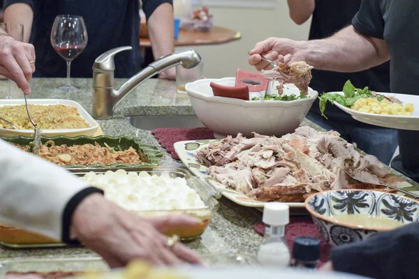 自分自身に感謝祭のディナーを提供する人々 — ストック写真