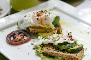 Çatal ve avokado tost yemek el