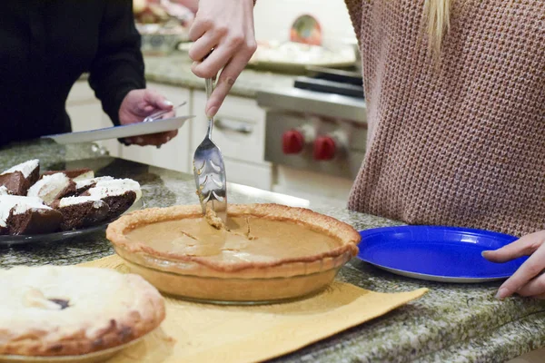 Hand schneidet warmen Kürbiskuchen — Stockfoto