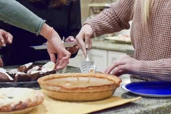 El kesme sıcak kabak pasta
