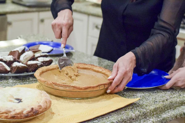 Hand schneidet warmen Kürbiskuchen — Stockfoto