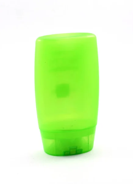 空の明るいグリーン プラスチック旅行サイズのシャンプー ボトル — ストック写真