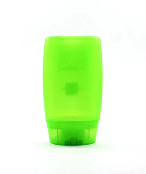 Пустые ярко-зеленые пластиковые пузырьки размером с шампунь — стоковое фото