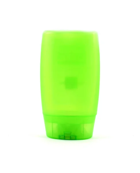空の明るいグリーン プラスチック旅行サイズのシャンプー ボトル — ストック写真