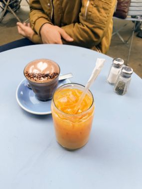 Suyu ve bir masada sıcak çikolata 