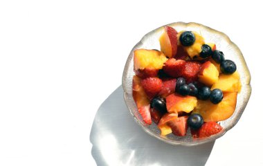 Cam tabak taze kesilmiş meyve salatası