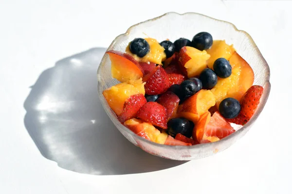 Tazón de vidrio de ensalada de frutas frescas cortadas — Foto de Stock