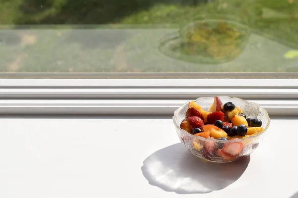 Glass bowl of fresh cut fruit salad — Stock Photo, Image