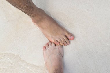 Adam tropikal okyanusa ayaklı 