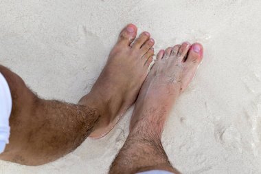 Adam tropikal okyanusa ayaklı 