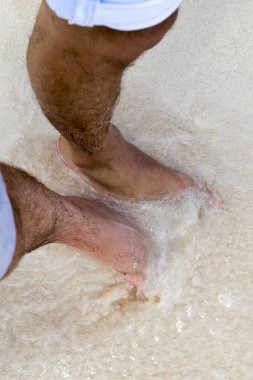 Adam tropikal okyanusa ayaklı 