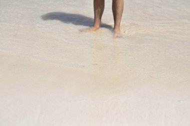 Adam tropikal okyanusa ayaklı