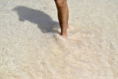 Adam tropikal okyanusa ayaklı