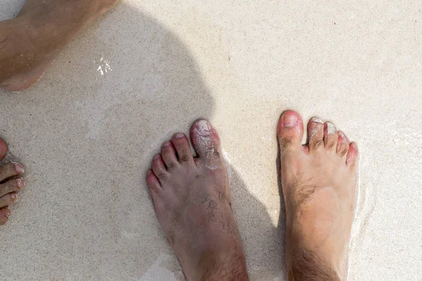 Adam tropikal okyanusa ayaklı 